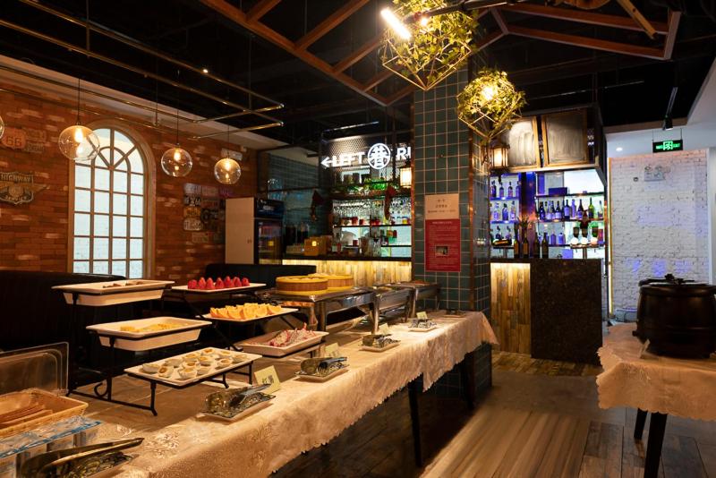 Happy Dragon Saga Hotel with terrace Beijing Forbidden City Wang Fu Jing Street — photo 3